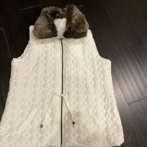 Quilted vest. Three Hearts. White with detachable faux fur collar.